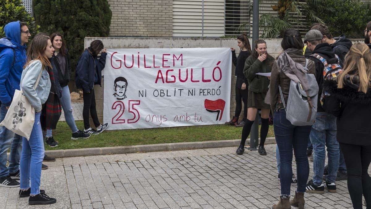 Concentración en recuerdo de Agulló en el 25 aniversario de su asesinato en la sede de la Universitat de València en su Burjassot natal