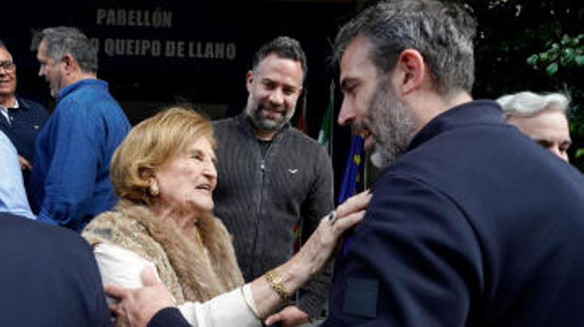 Berni Rodríguez y Carlos Cabezas saludan a Magdalena López-Cózar, viuda de Alfonso Queipo.