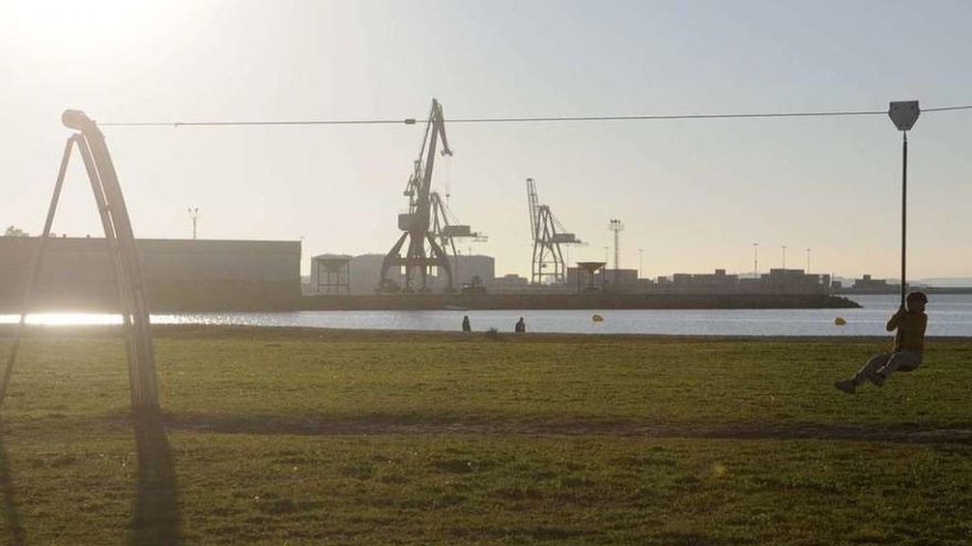 La tirolina que fue instalada en la playa de Compostela. // Noé Parga