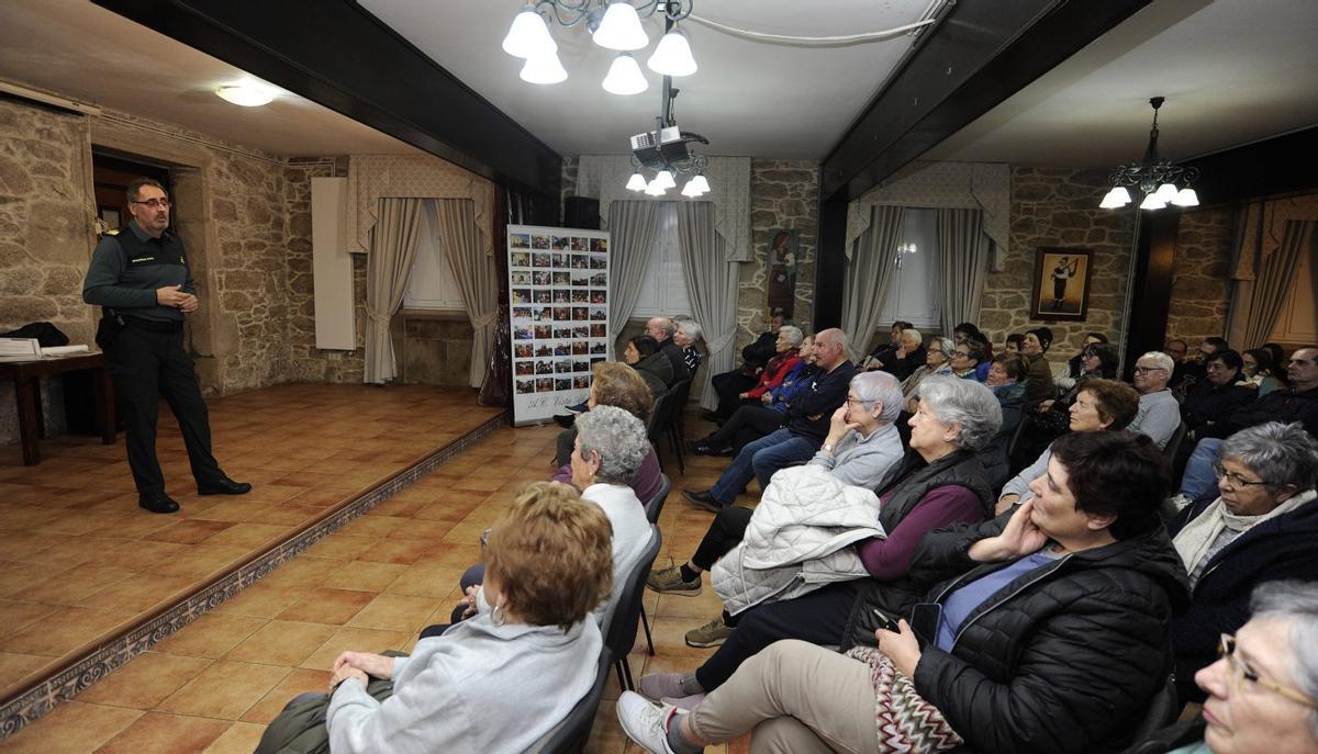 Charla de la Guardia Civil en Vista Alegre del Plan Maior Seguridade