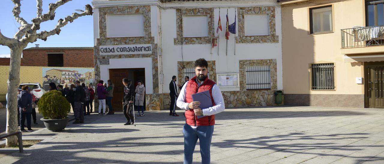 El alcalde de Burganes de Valverde, Christofer Ferrero, a las puertas del Ayuntamiento tras el Pleno de noviembre.