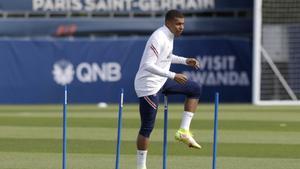 El Reial Madrid espera un gest de l’‘indesitjable’ Mbappé per acabar amb el culebró