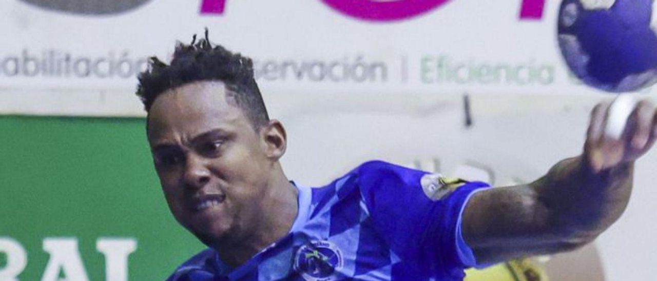 Yailán Hechavarría dispara a puerta en el partido del Unión Financiera ante el San Pablo Burgos. | Irma Collín