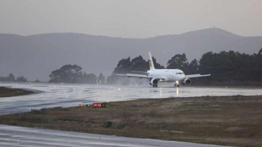 Un avión de Iberia aterrizando en la pista de Peinador.  // Marta G. Brea