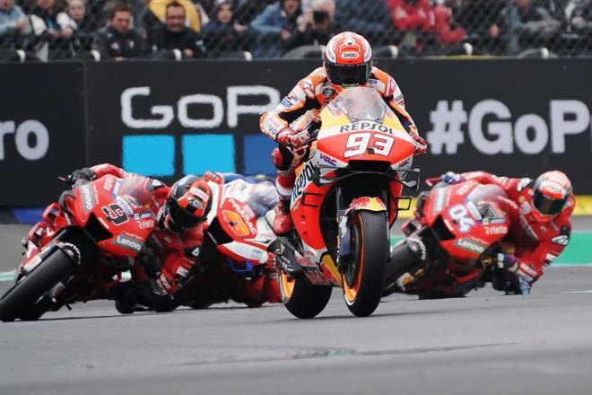 El piloto español de Moto GP Marc Marquez, del Repsol Honda Team, lidera el grupo durante la carrera de GP del Gran Premio de Motociclismo de Francia en la pista de Le Mans.