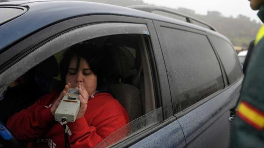 Una de las conductoras que realizaron la prueba de alcoholemia en la recta de Argame (Morcín).