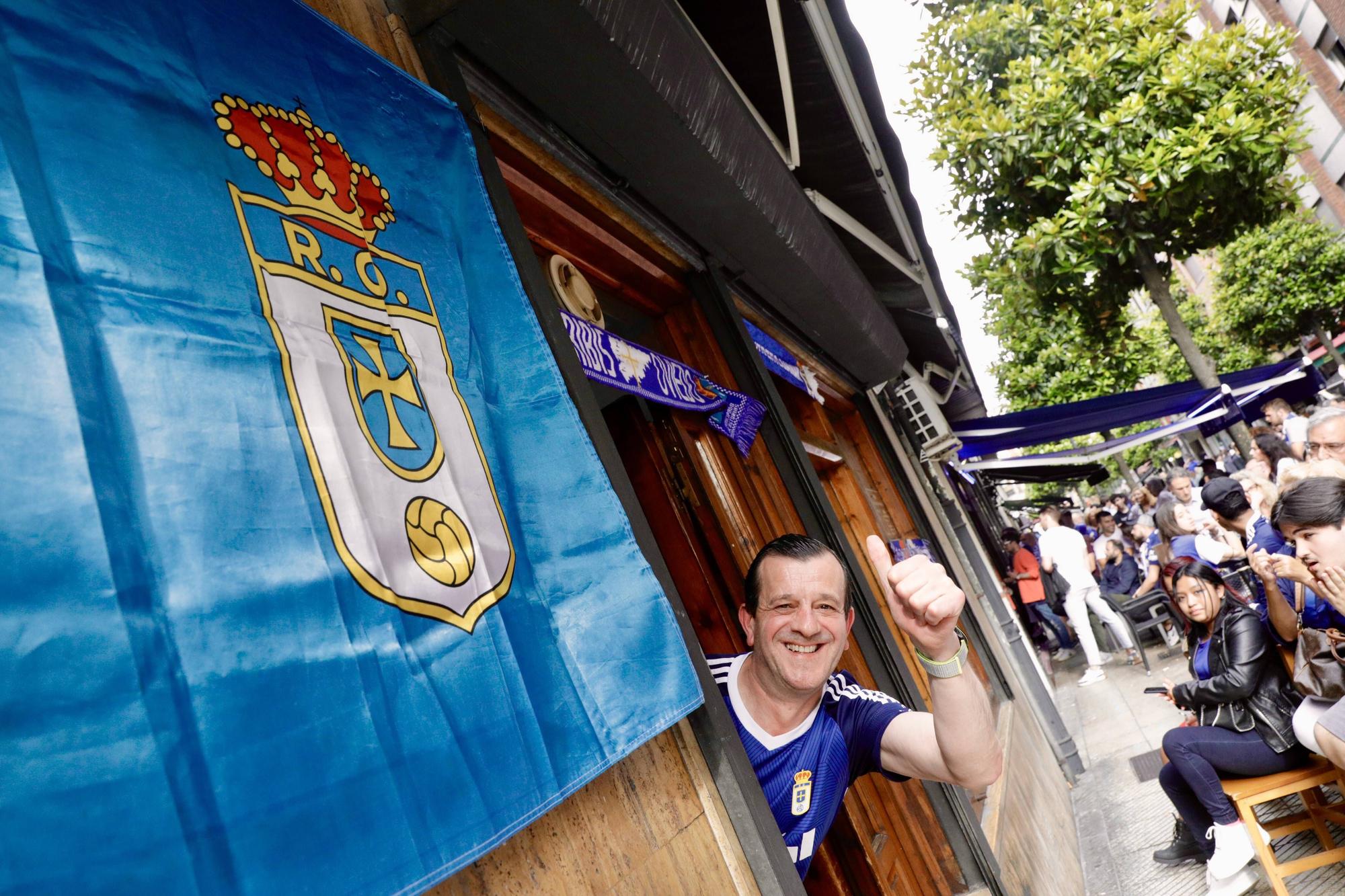 La afición del Oviedo se echa a la calle para ver el partido ante el Espanyol.