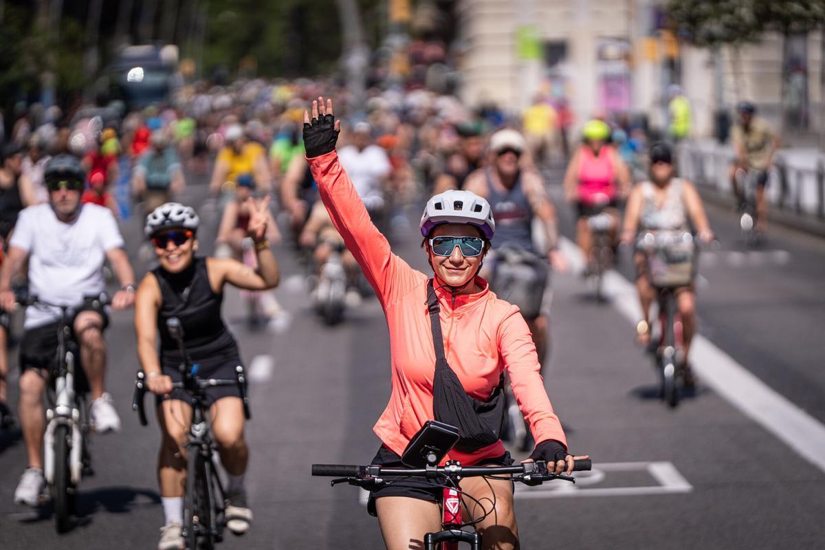 Nueva edición de la Festa de la Bici y la Bicicletada en Barcelona, con el paseo de Lluís Companys convertido, un año más, en punto de encuentro para familias y aficionados al mundo del ciclismo de todas las edades. Un evento que este año ha atraído a cientos de personas y que ha contado con un aliciente añadido: la cuenta atrás hacia la salida del Tour de Francia 2026 desde la capital catalana. Nueva edición de la Festa de la Bici y la Bicicletada en Barcelona, con el paseo de Lluís Companys convertido, un año más, en punto de encuentro para familias y aficionados al mundo del ciclismo de todas las edades. Un evento que este año ha atraído a cientos de personas y que ha contado con un aliciente añadido: la cuenta atrás hacia la salida del Tour de Francia 2026 desde la capital catalana.
