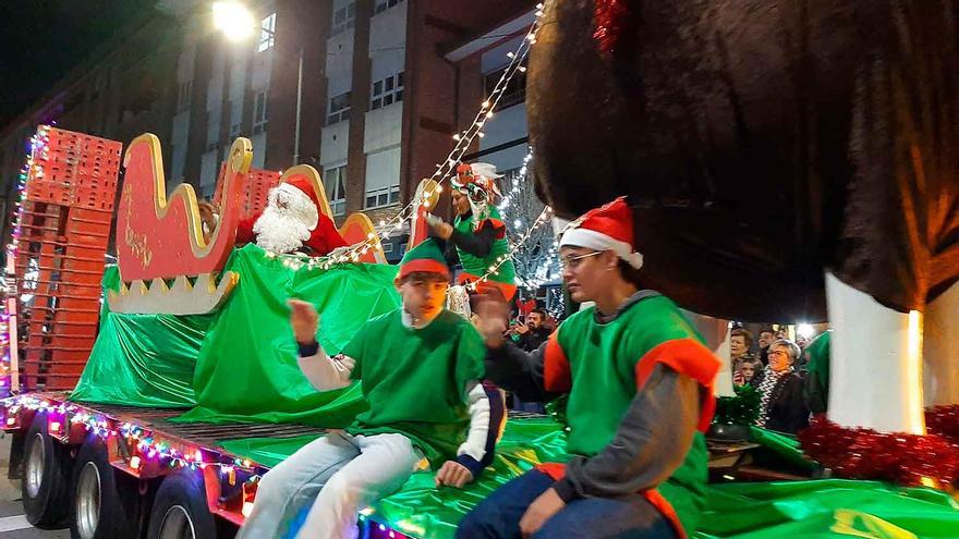 VÍDEO: Papá Noel llega al Berrón en una multitudinaria cabalgata