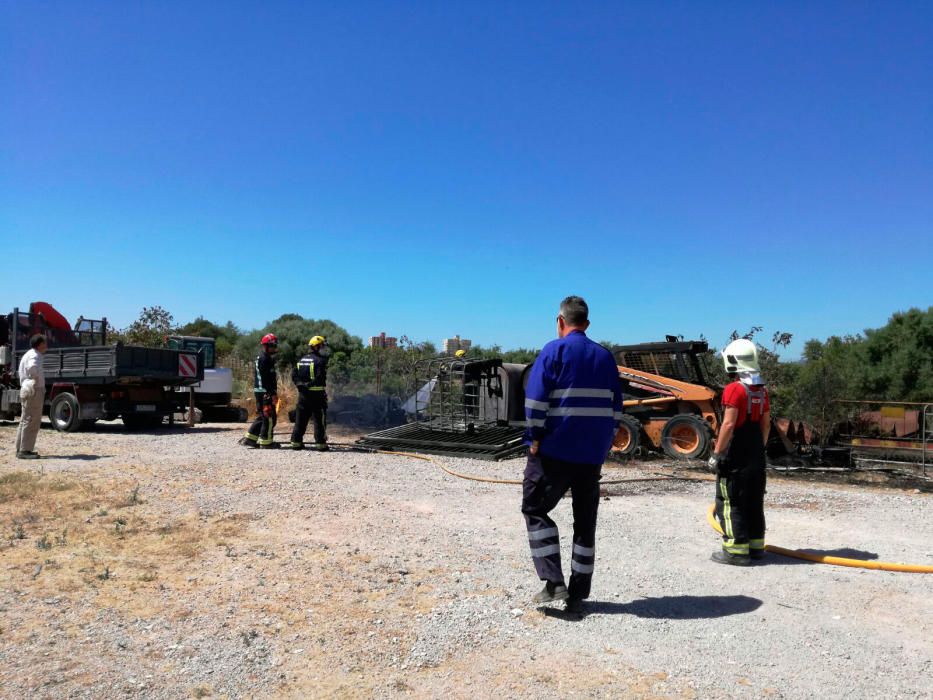 Un incendio quema neumáticos y una retroexcavadora en Marratxí