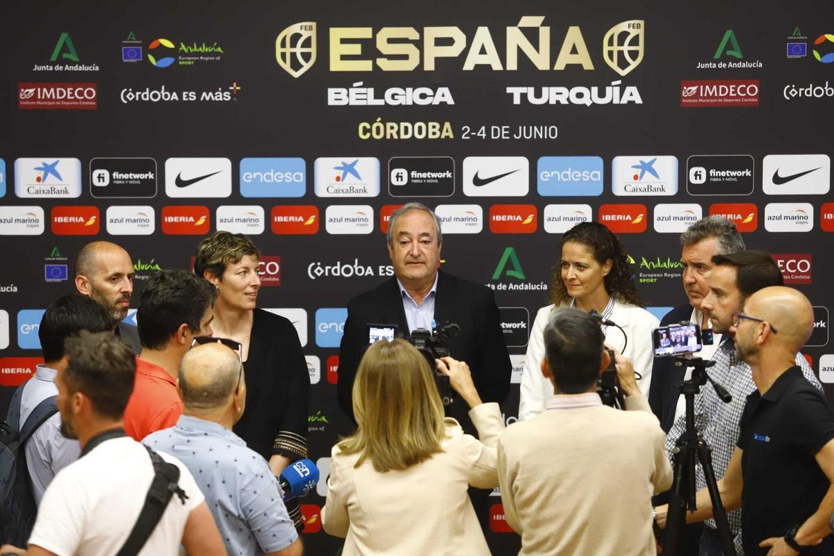 Antonio De Torres, presidente de la FAB, en el acto de presentación.