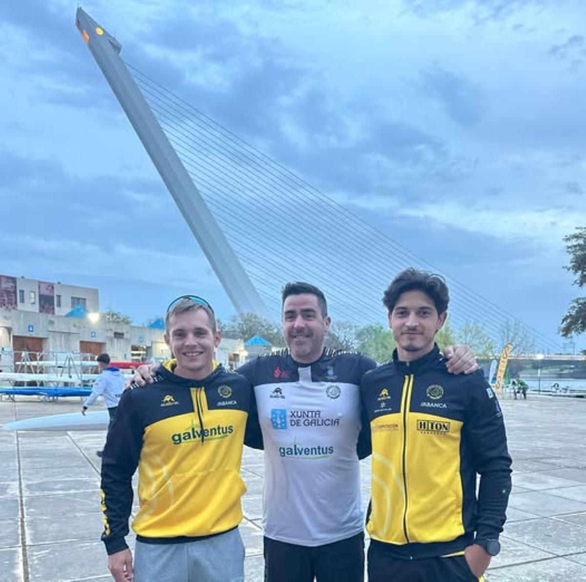 Sieiro y Fontán junto al director técnico del Náutico O Muíño, José Manuel Vázquez.