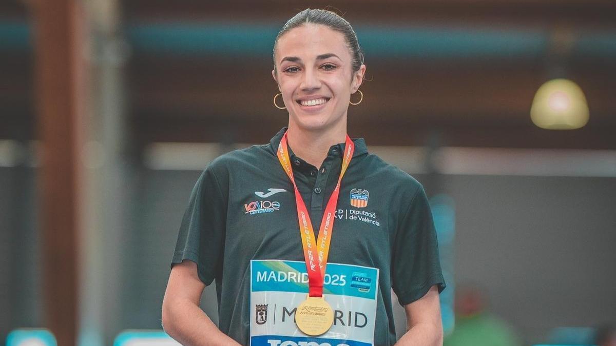 Esperança Caldera, con su medalla de oro en el podio de los Campeonatos de España