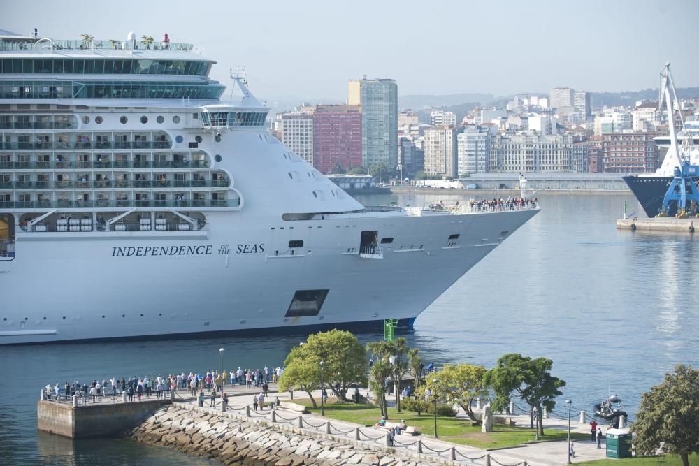 La ciudad registra un nuevo récord de visitantes, entre turistas y tripulación, con el atraque de 'Independence of the Seas', 'Koningsdam' y 'Mein Schiff' en el puerto de A Coruña.