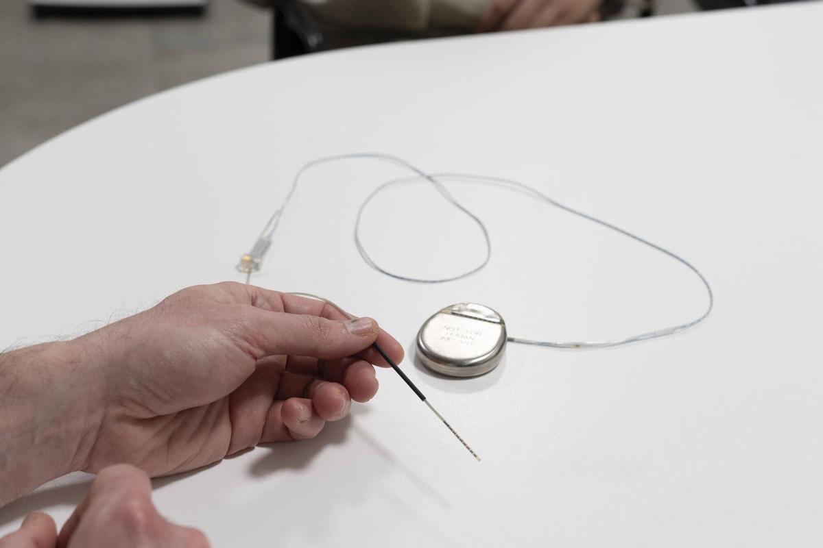 Barcelona 08/01/2026 Neurología del Hospital Vall d'Hebron, recientemente reconocido con el distintivo CSUR para tratar a pacientes pediátricos con trastornos del movimiento como los causados por el Parkinson En la foto, el paciente Darío López, con su madre Noelia Calero y su padre Jaime López , en la consulta con la neuróloga Dra. Belén Pérez y el dr. Agustín Bescòs, neurocirugiano Fotografía de Ferran Nadeu