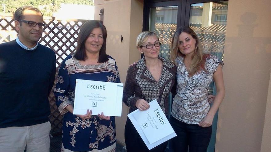 En la imagen el director de La Opinión, Juande Mellado,junto a Eugenia Carrión y Carmen López, quienes recibieron el premio de manos de Bárbara Gil, directora de Escribe.