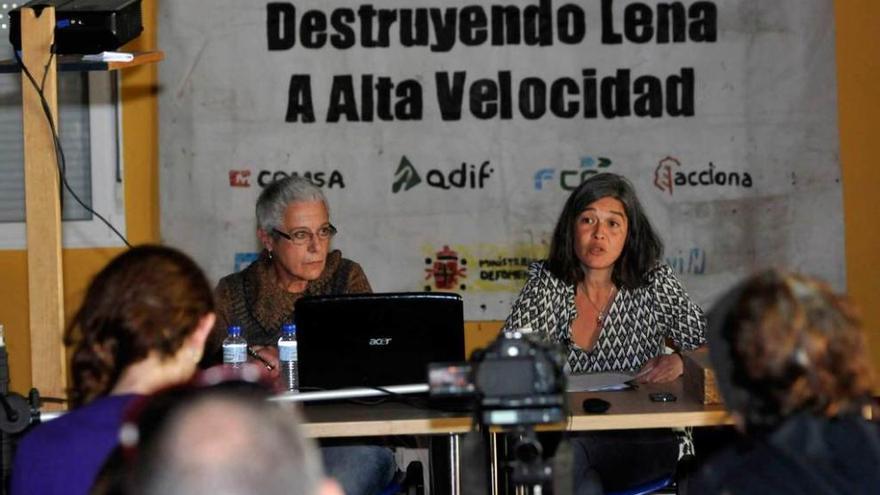 Por la izquierda, Loli Martínez y Laura Ibarra, durante la charla.