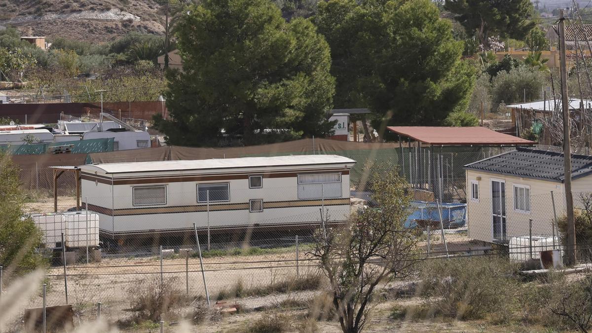 Asentamientos ilegales en La Cañada de Fenollar ubicados en zonas con riesgo de inundación.
