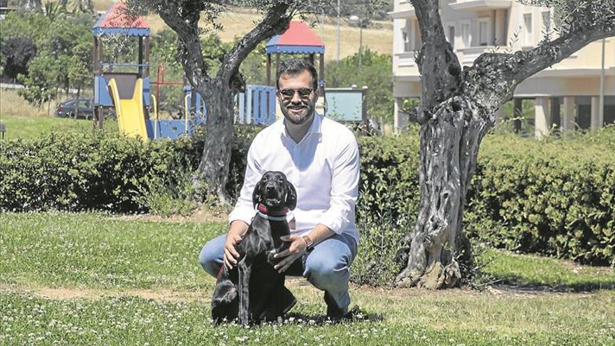 Salaya, el político cacereño que adoptó a su perra y le dio un hogar