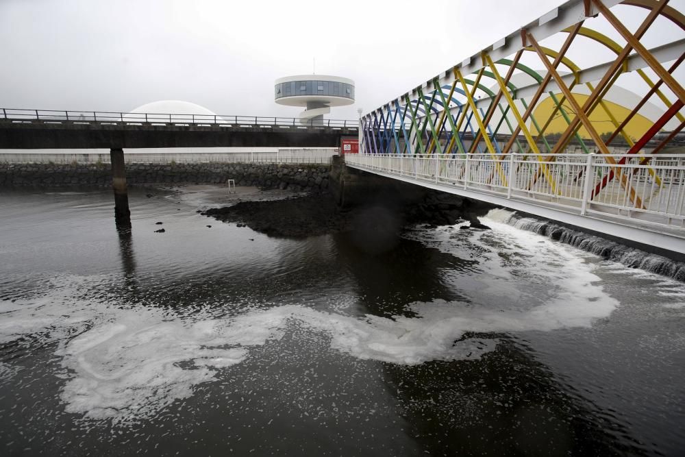 Vertido en la ría de Avilés