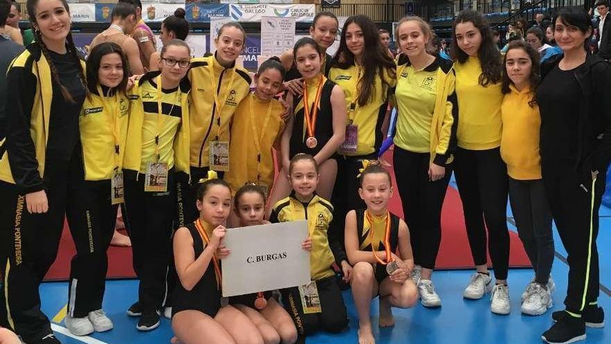 El grupo de gimnastas del Burgas después de la competición. // FdV