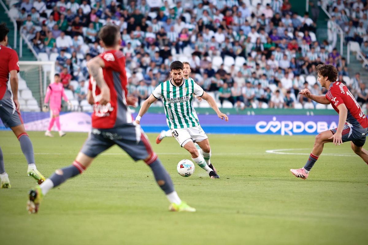 Jacobo González, durante un lance del Córdoba CF-Albacete.