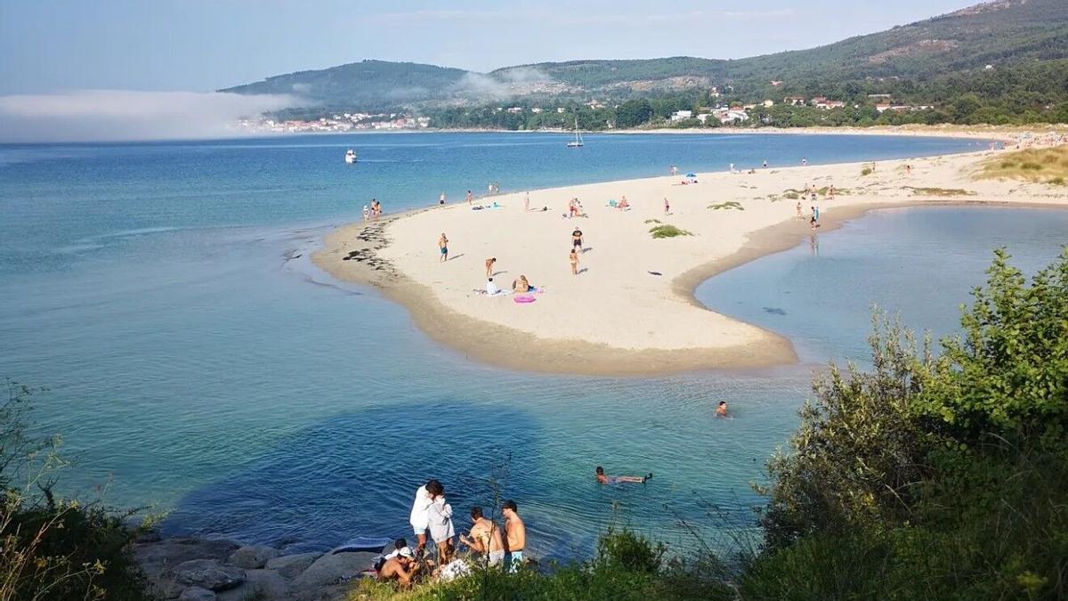 Una de las playas más largas de Galicia, ubicada en Porto do Son.