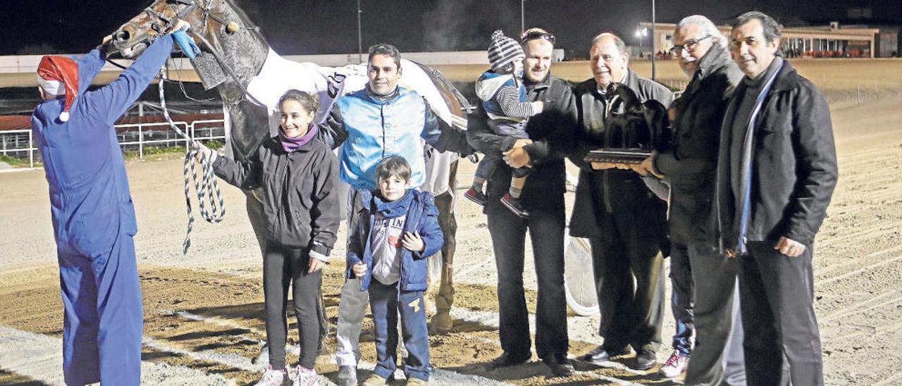 Jaume Adrover recibe el trofeo conquistado por Aires de Heroïna.