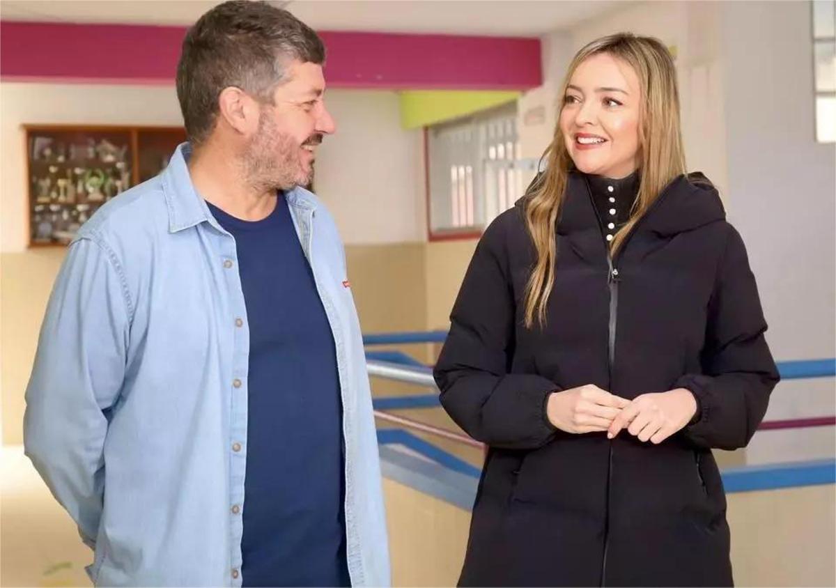 O alcalde de Outes, Francisco Calo, e a conselleira de Política Social, Fabiola García, no antigo colexio de Cruceiro de Roo no que se habilitará a residencia.