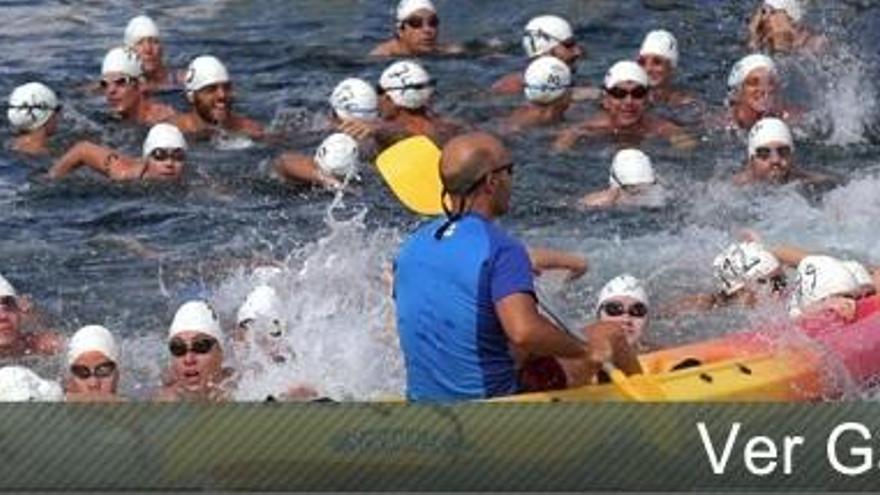 Chapuzón festivo en el Puerto