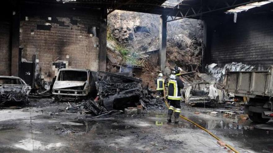 Coches incautados a la red de blanqueo de Pelopincho que fueron quemados.  // Iñaki Abella