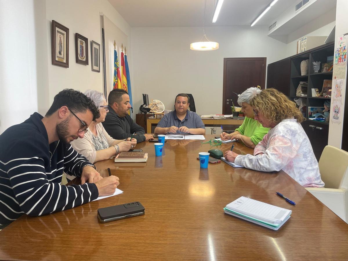 El alcalde Andoni León con su gobierno, este viernes.