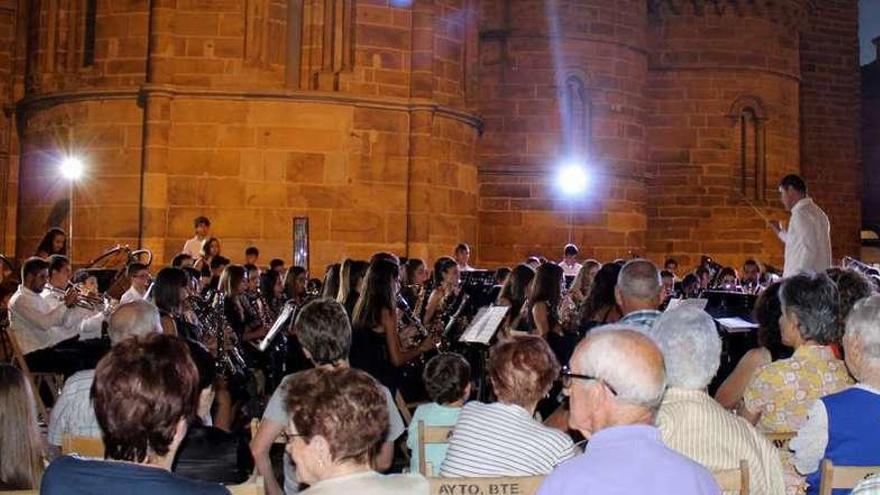 Numeroso público se congregó en Santa María para ver la actuación de Maestro Lupi.