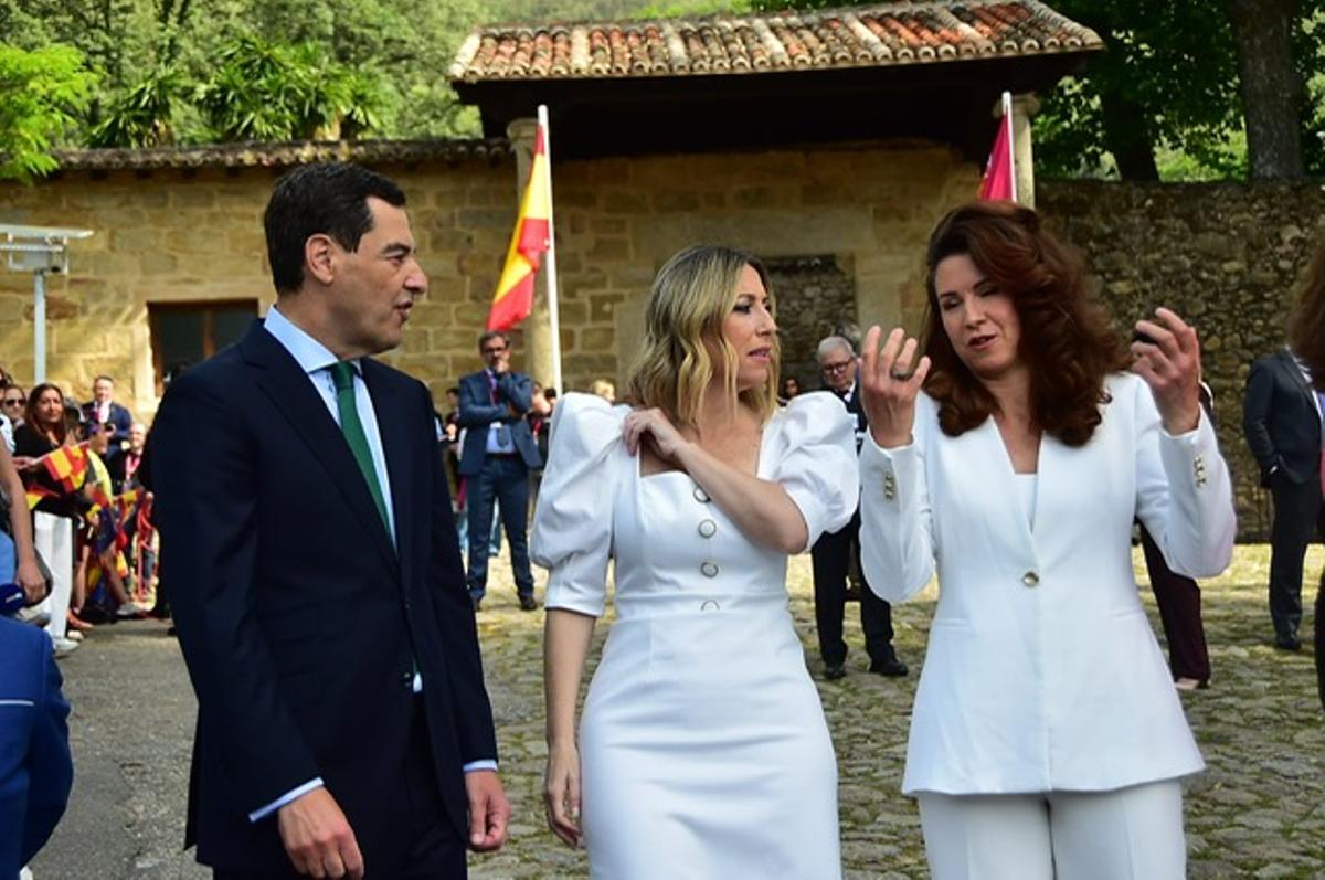 María Guardiola entre Juanma Moreno y Kata Tüttő