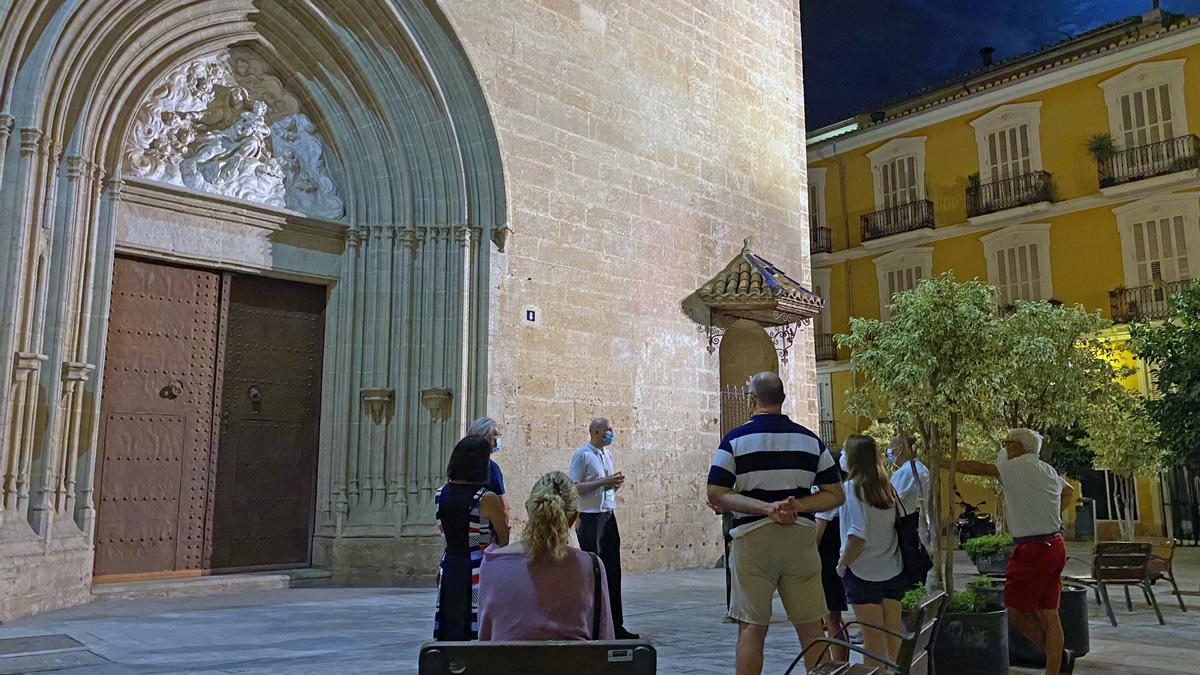 Las visitas nocturnas a la Parroquia-Museo de San Nicolás han tenido una gran acogida.