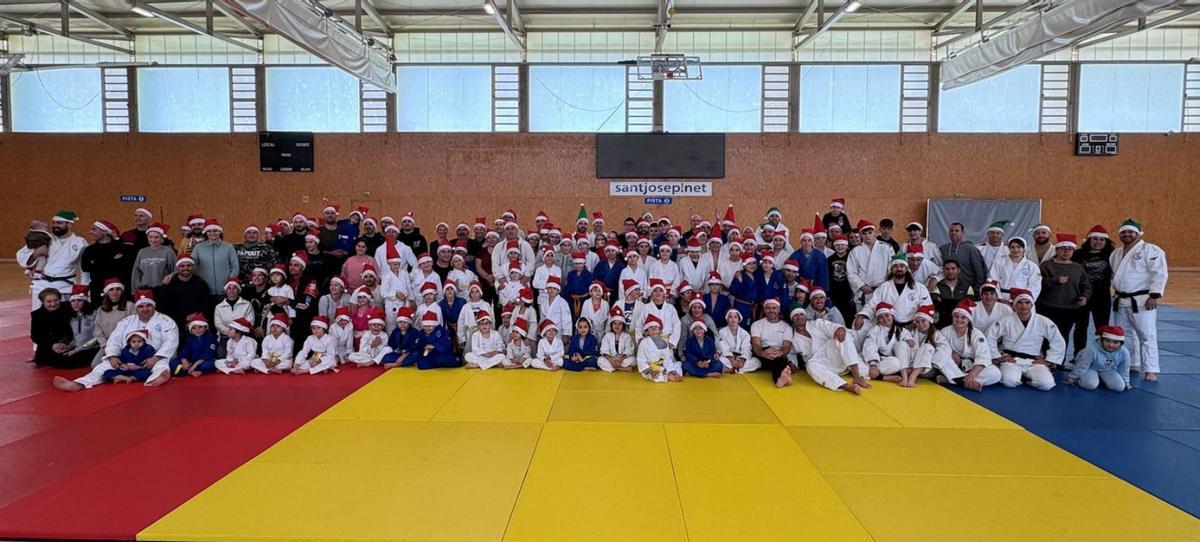 Foto de grupo de los participantes en el entrenamiento de judo en familia del Club Sant Jordi.  | CJSJ