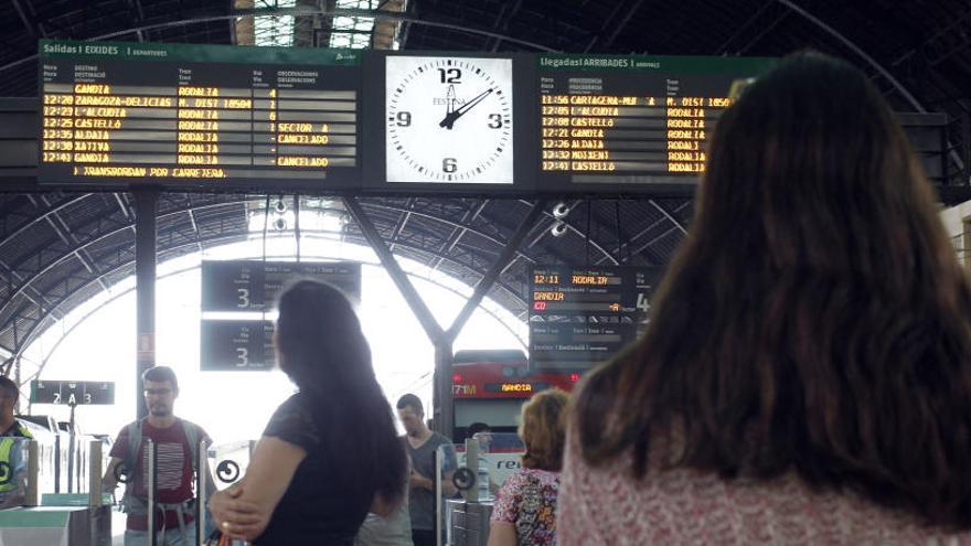 Pasajeros en una estación de tren.