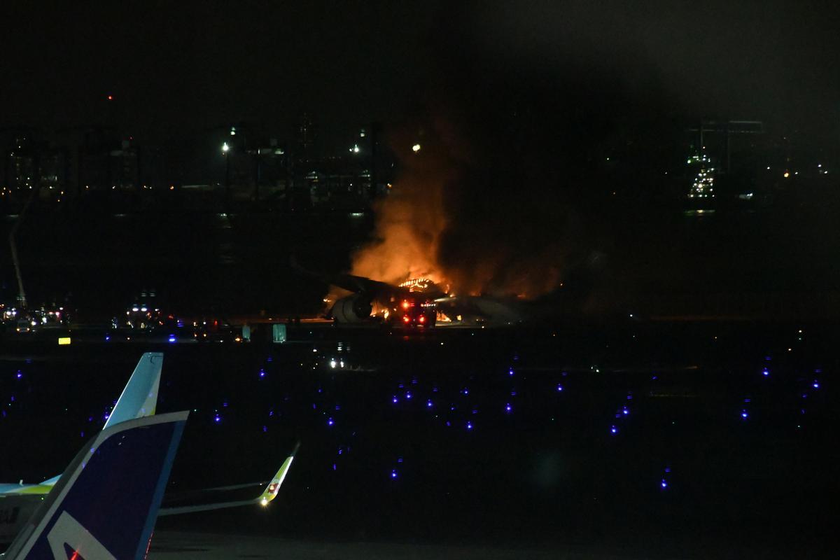Imagen del avión de Japan Airlines dañado en Tokio.