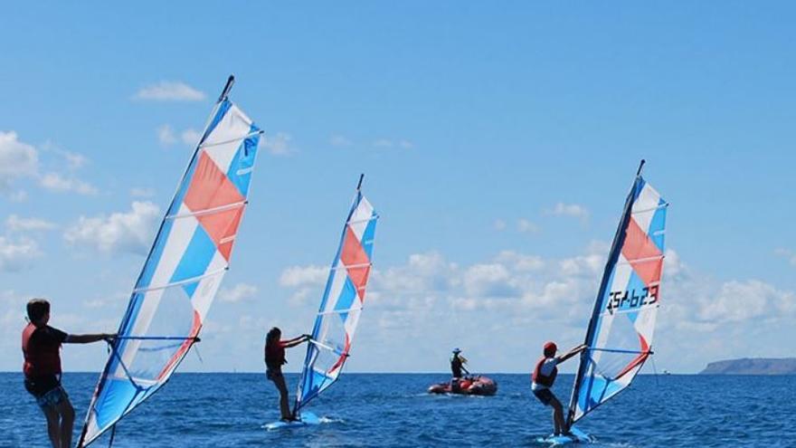Deportistas practicando windsurf en la bahía de Alicante