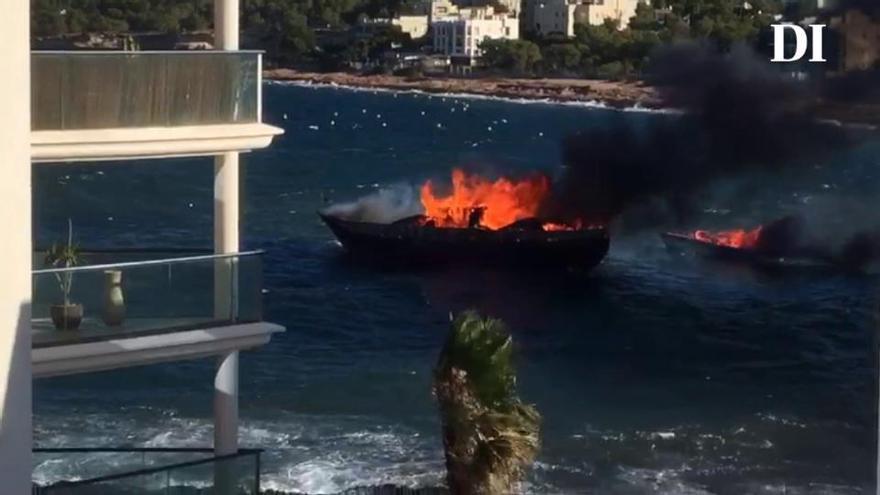 Arden dos barcos enfrente de la costa de Ibiza