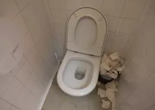 La suciedad desborda los baños de es Polvorí