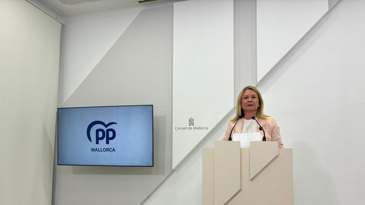 La portavoz del PP en el Consell, Núria Riera, ayer en rueda de prensa.
