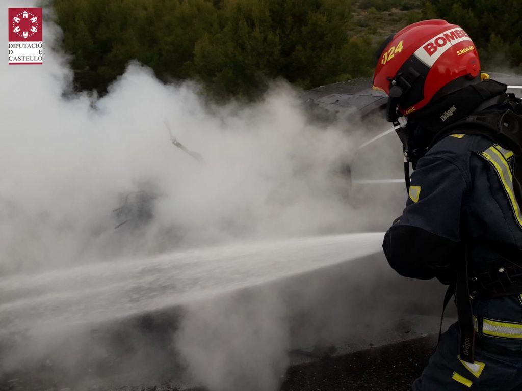 Un coche en llamas en plena AP7 a su paso por Orpesa