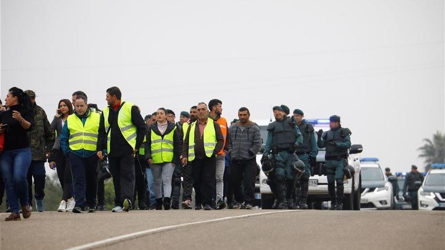 Agricultores de Jaén cortan la A-306 en Porcuna