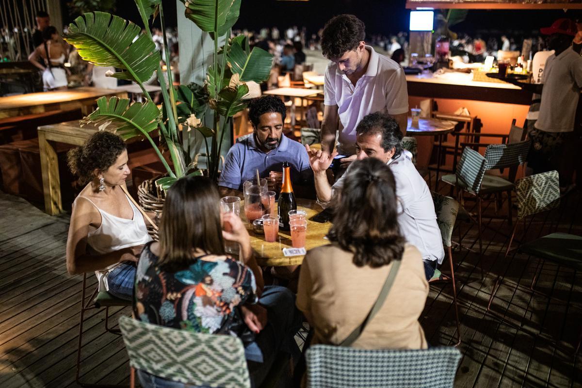 La verbena regresa a la playa en Barcelona