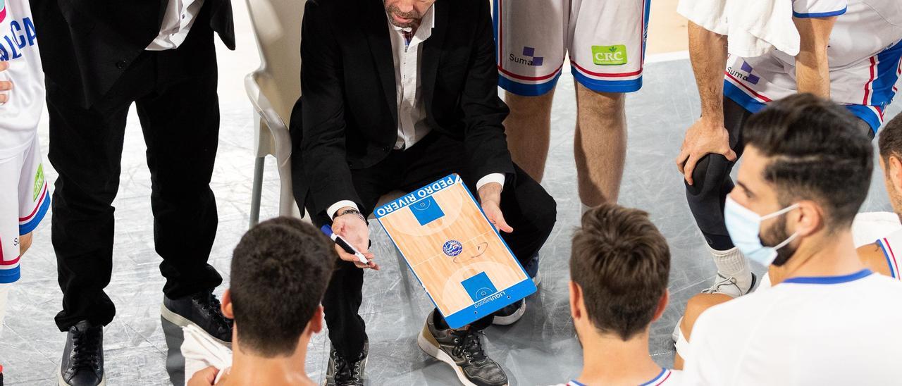 Pedro Rivero da órdenes a sus jugadores durante el partido en Palencia