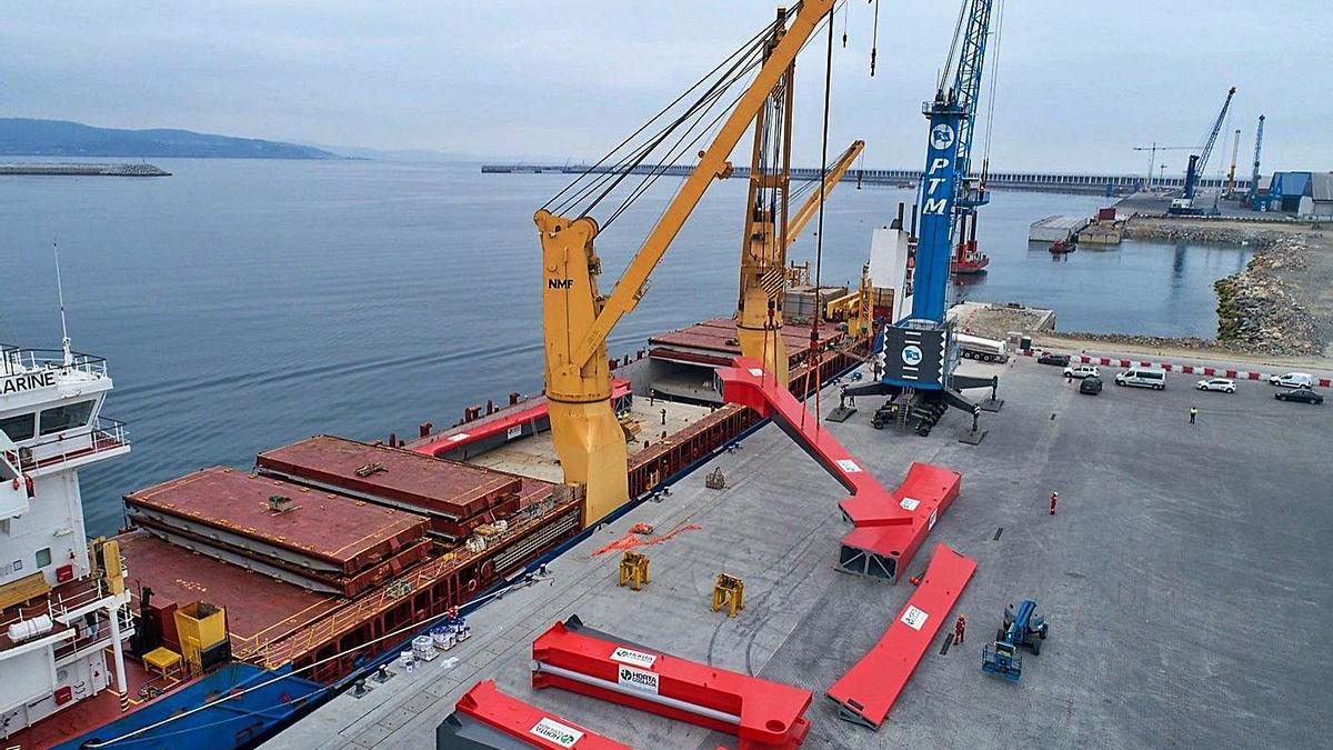 Trabajos de carga y descarga en el puerto exterior de punta Langosteira. |   // LA OPINIÓN