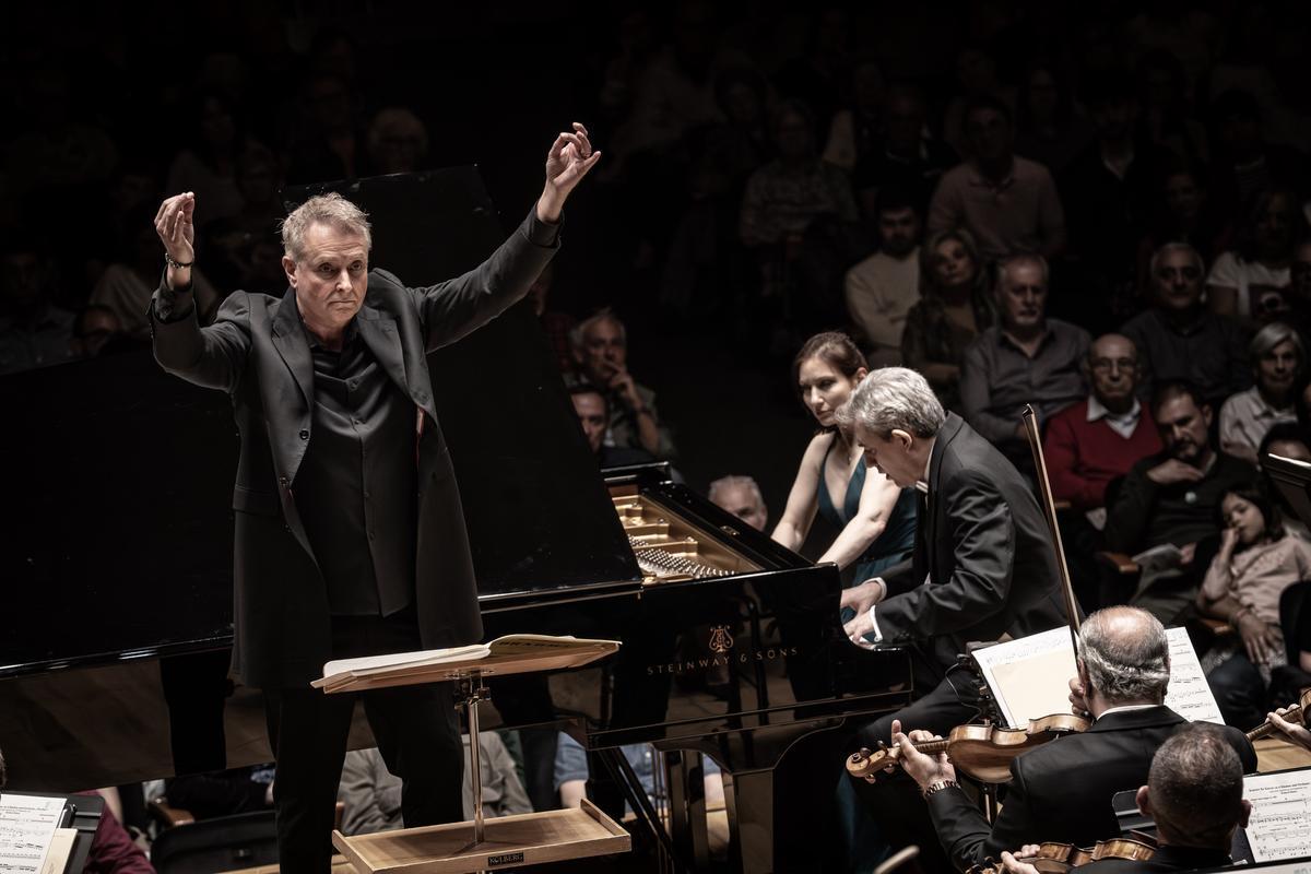 Alexander Liebreich al frente de la Orquesta de València con los pianistas Sivan Silver y Gil Garburg.