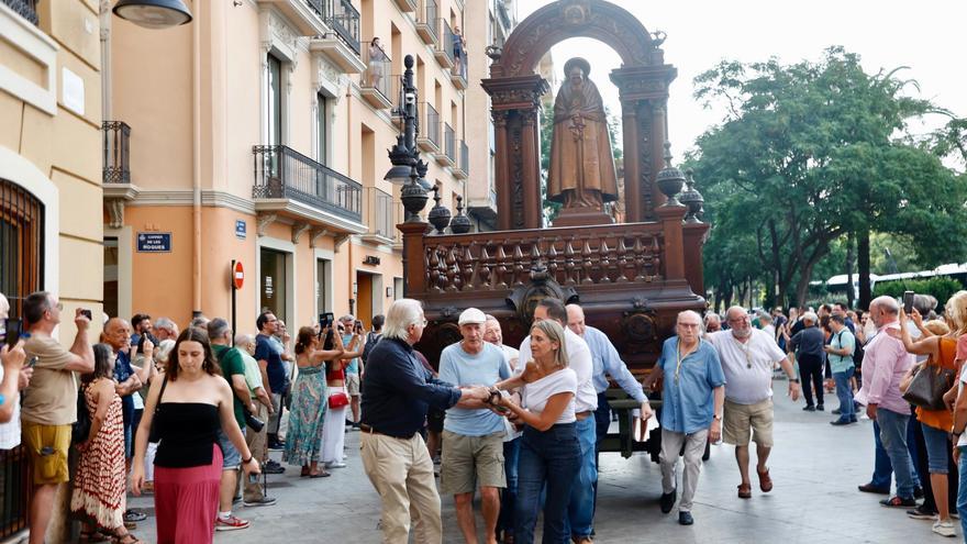 La pasarela, esta noche, sobre la A-38.