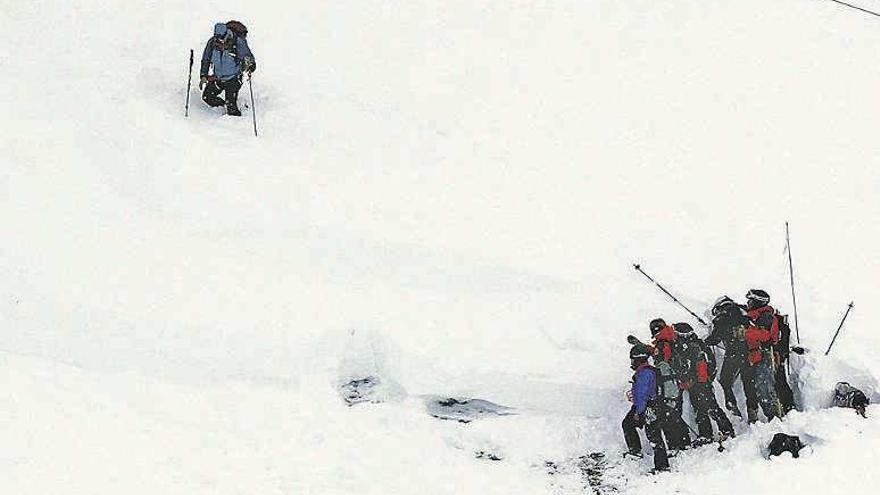 El equipo de rescate durante la búsqueda de los desaparecidos.